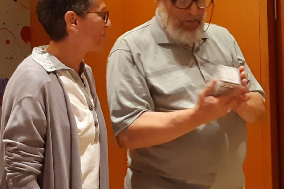 Horacio Rodriguez recibiendo el obsequio de manos de Toni Martí.