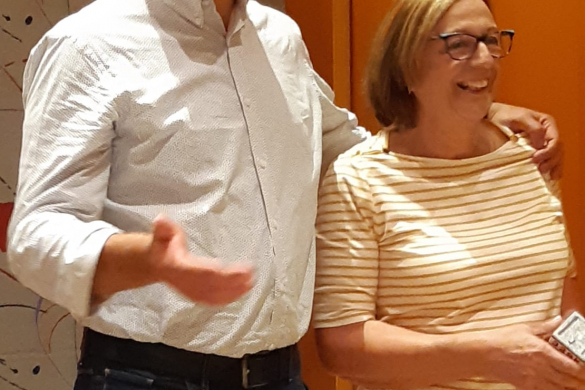 Lidia Moreno recibiendo el obsequio de mano de Manuel Palomar.